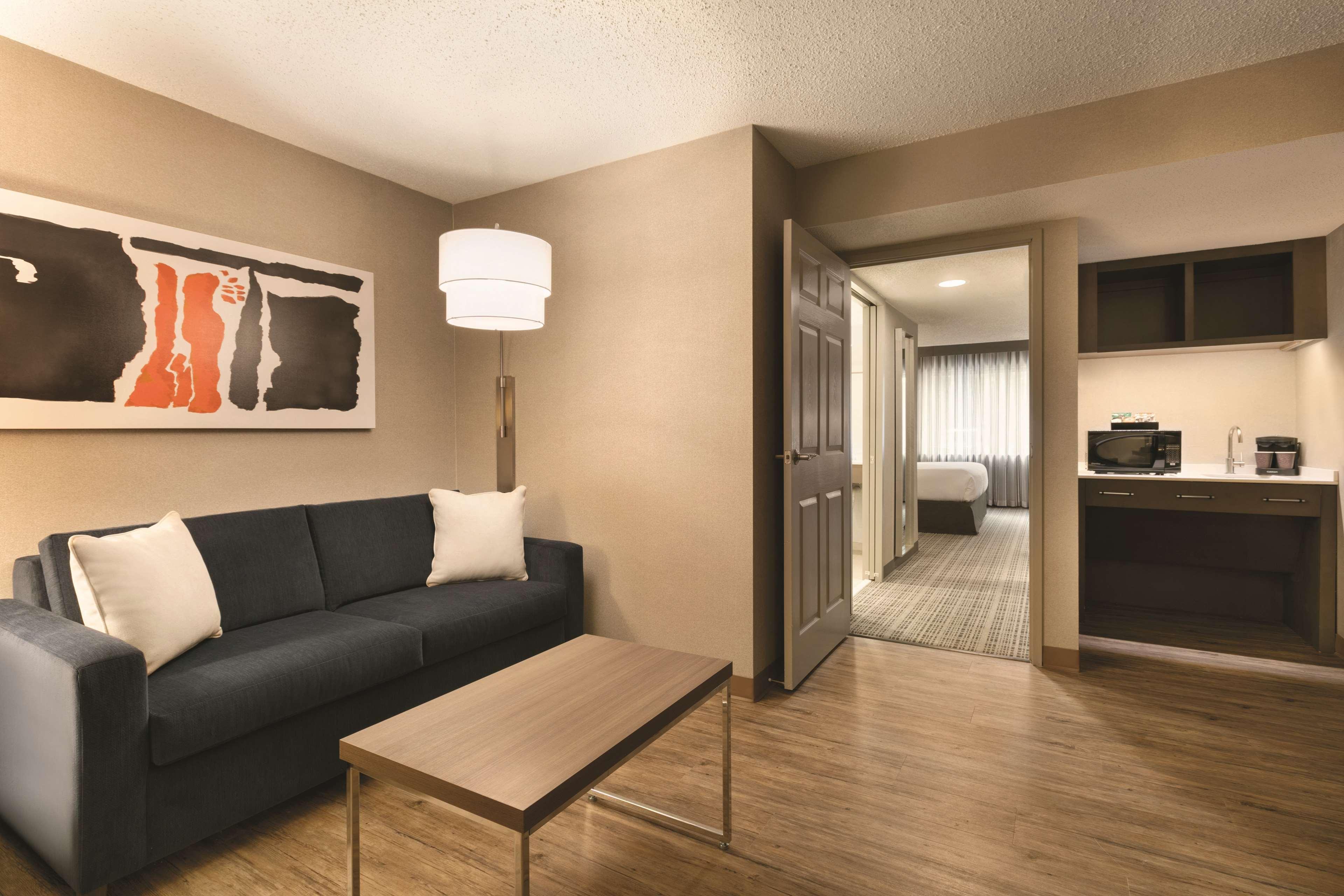 Embassy Suites By Hilton Richmond Dumbarton Bagian luar foto