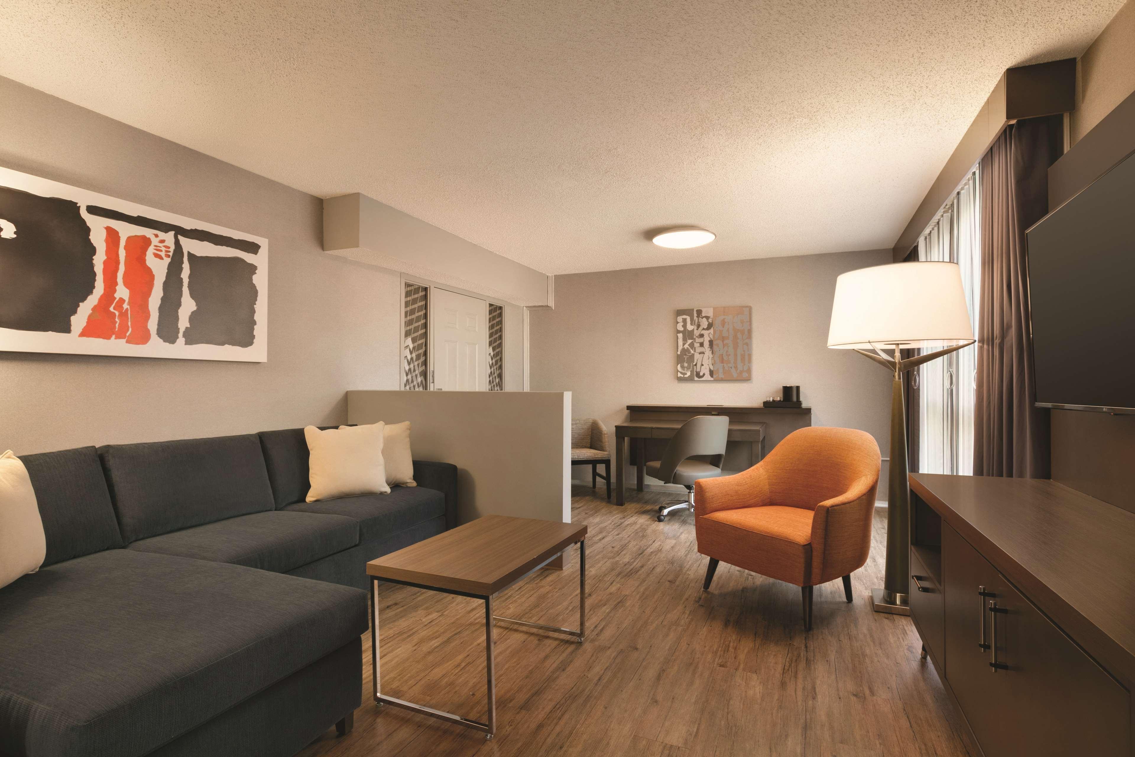 Embassy Suites By Hilton Richmond Dumbarton Bagian luar foto