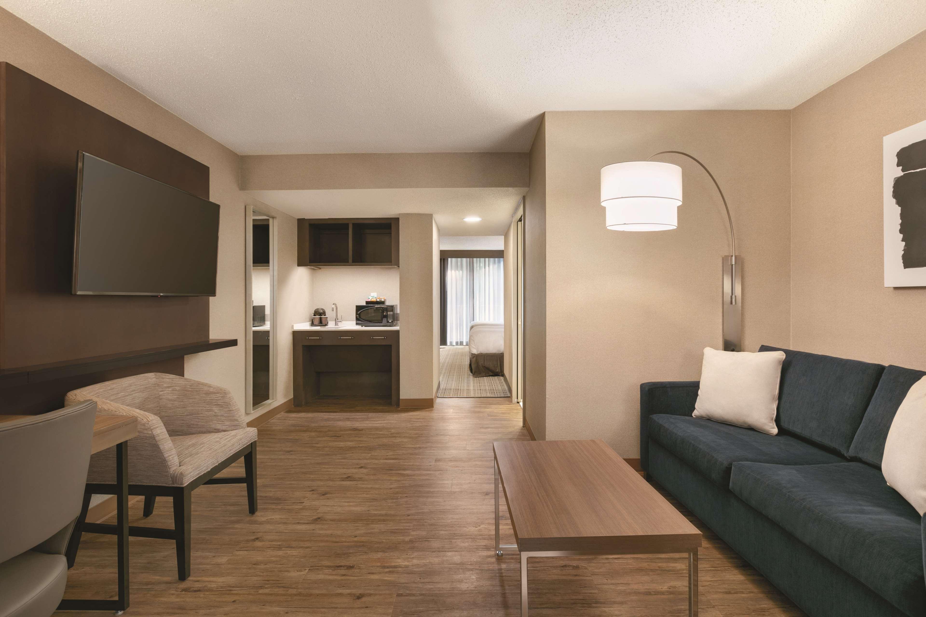 Embassy Suites By Hilton Richmond Dumbarton Bagian luar foto