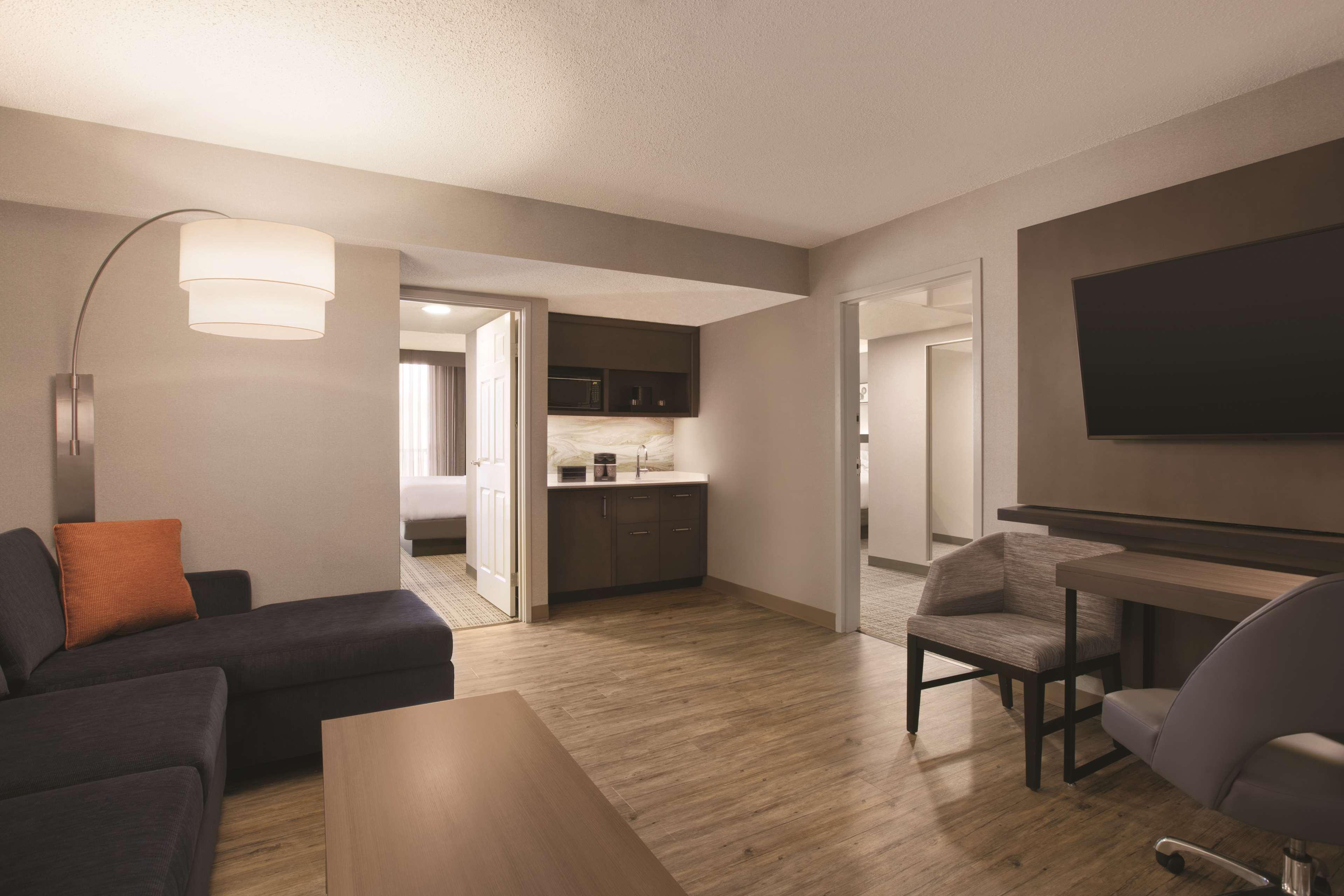 Embassy Suites By Hilton Richmond Dumbarton Bagian luar foto