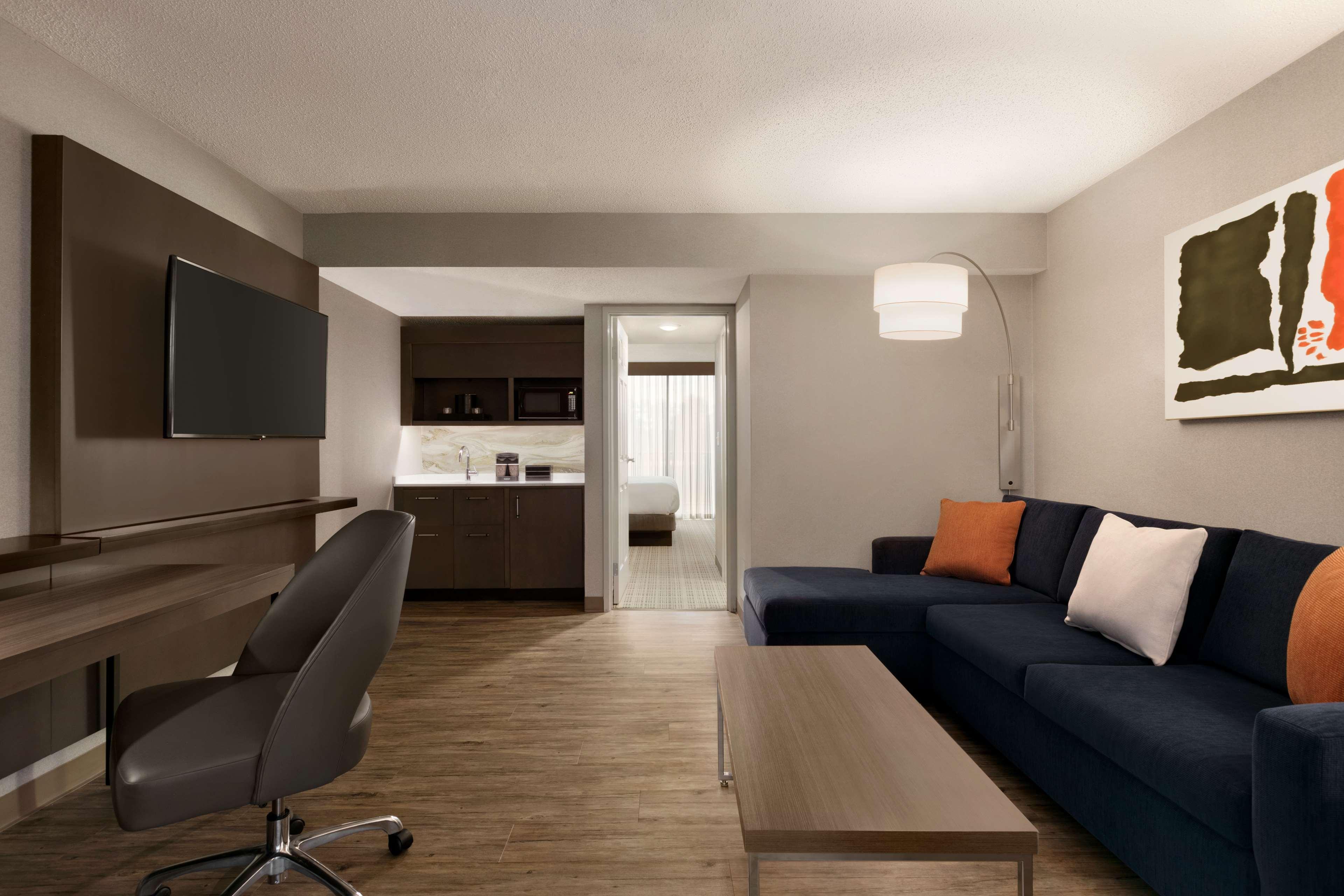 Embassy Suites By Hilton Richmond Dumbarton Bagian luar foto